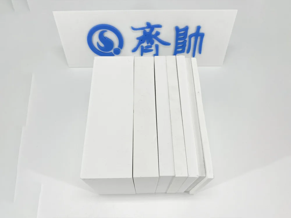 Aus welchem ​​Material besteht eine Aluminiumoxid-Keramikplatte?