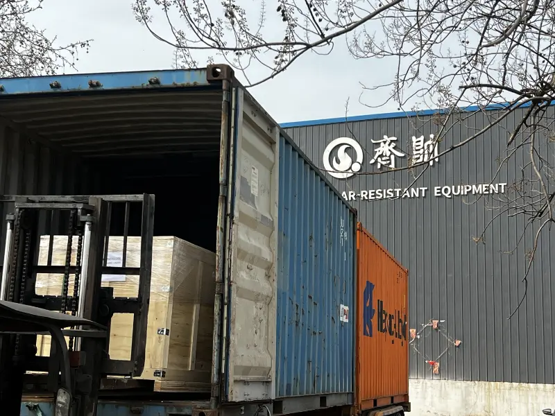 Shandong Qishuai Verschleißfeste Ausrüstung | Produktion und Versand der in Keramikkautschuk eingebetteten Stahlauskleidungen abgeschlossen